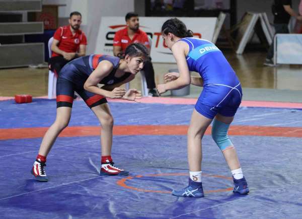 U15 Kadınlar Güreş Türkiye Şampiyonası Sivas'ta başladı
