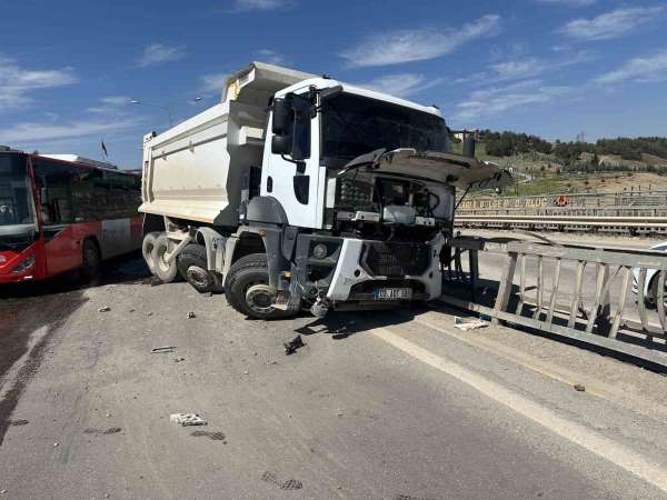 Adıyaman'da 3 aracın karıştığı zincirleme trafik kazası