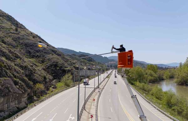 Amasya'da refüj aydınlatma direklerine kapsamlı bakım