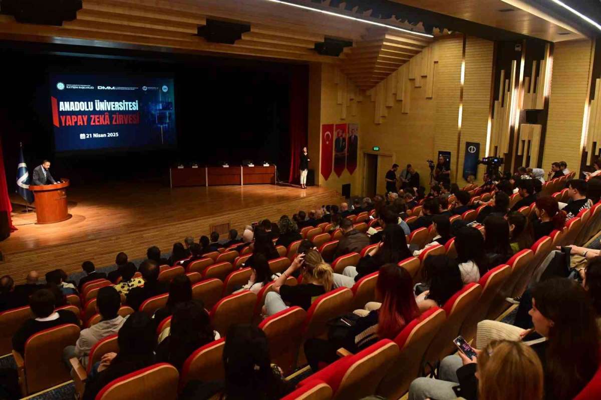 'Anadolu Üniversitesi Yapay Zek Zirvesi' yoğun katılımla gerçekleştirildi