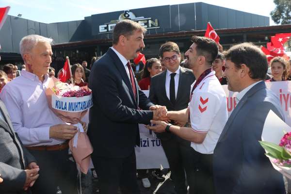 Avrupa Şampiyonu Kerem Kamal'a Kula'da coşkulu karşılama