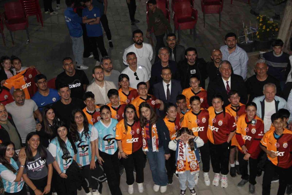 Galatasaray'ın efsaneleri Cizre'de gençlerle buluştu