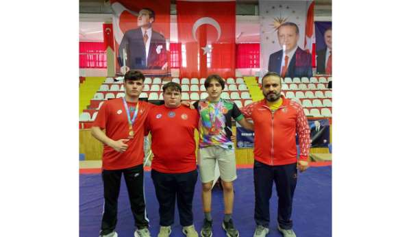 Güreşiler madalya ile döndü