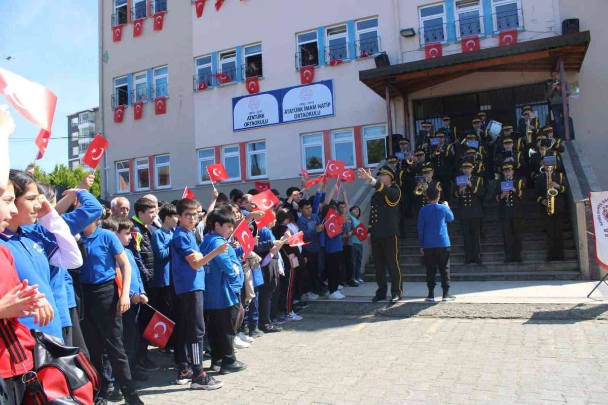 Ordu'da bin 25 öğrenci bando coşkusuna eşlik etti