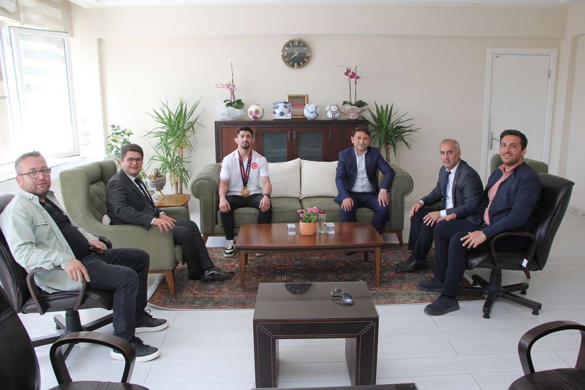Şampiyon Kamal'dan Kaymakam Özdemir ve Başkan Dönmez'e ziyaret