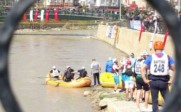 Türkiye'nin en hızlı akan Çoruh Nehri'nde rafting heyecanı yaşandı