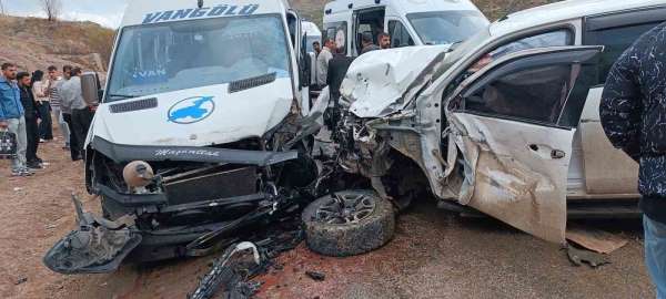 Yüksekova'da trafik kazası: 4 yaralı