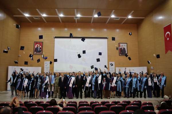 Vali Epcim, üniversitede mezuniyet törenine katıldı