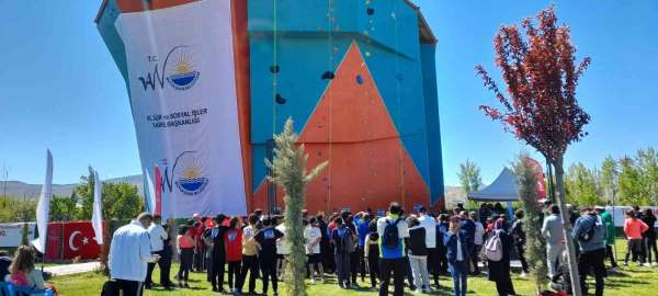 Van'da tırmanış şampiyonası renkli görüntülerle başladı