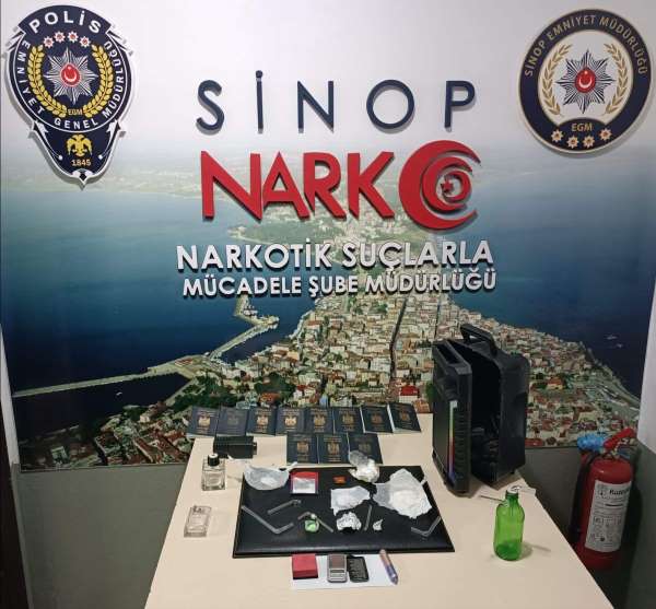 Sinop'ta polisin durdurduğu otomobilden uyuşturucu ve 11 pasaport çıktı
