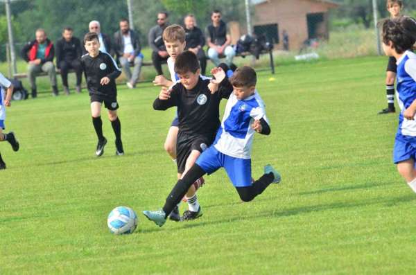 Yunusemre'de minik futbolcular 19 Mayıs için ter döktü