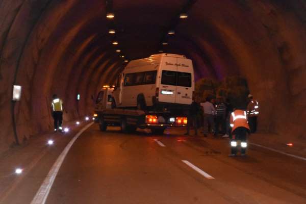 Sinop'ta traktör ile yolcu minibüsü çarpıştı: 11 yaralı