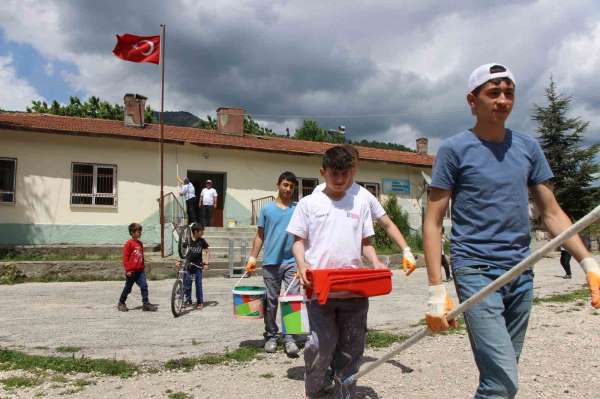 Amasya'da köy okulunu liselilerin 'tamir takımı' boyadı