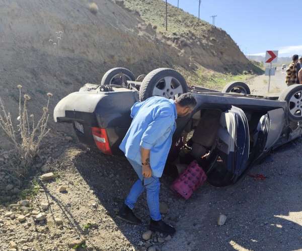 Başkale yolunda trafik kazası: 2 yaralı
