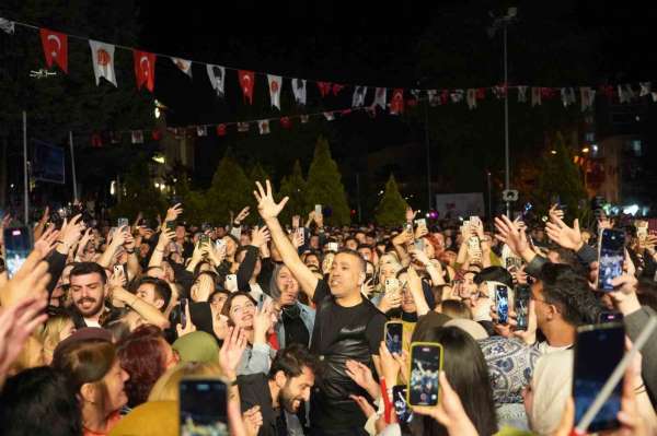 Bilecik'te 10 bin kişi Haluk Levent konserinde buluştu
