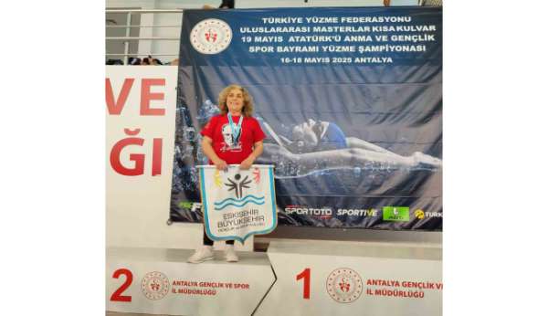 Büyükşehir'in master yüzücüsü Kezban Yeşer'den rekor ve madalya gururu