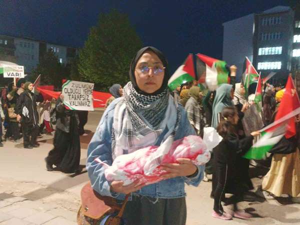 Cumhuriyet Üniversitesi öğrencileri kanlı bebek maketleriyle İsrail'i protesto etti
