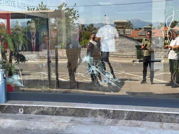Fethiye'de AK Parti İlçe Başkanlığı binasına taşlı saldırı