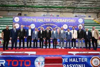 Naim Süleymanoğlu Spor Kompleksi'nde halter rüzgarı