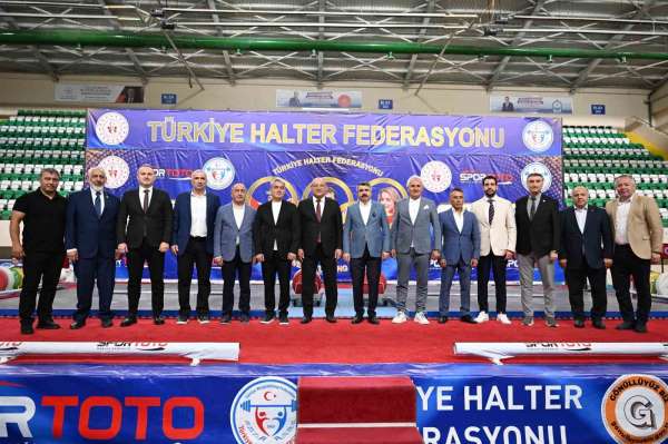 Naim Süleymanoğlu Spor Kompleksi'nde halter rüzgarı