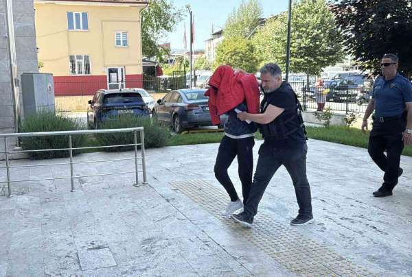 Ses sistemine gizledikleri 840 uyuşturucu hapla yakalandılar yakınları görüntü alan gazetecileri tehdit etti