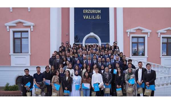 Vali Çiftçi'den Palandöken Ekonomi Forumu'nda görev alan ETÜ'lülere jest