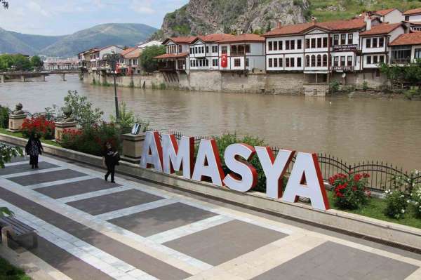 Amasya'da Yeşilırmak'ın debisi 130 metreküpe kadar düştü: Vatandaşlar güneşli havada nehri izledi