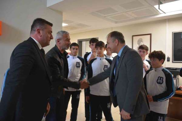 Çakmur, Ahmet Hamdi Tanpınar Ortaokulu futsal takımını kutladı
