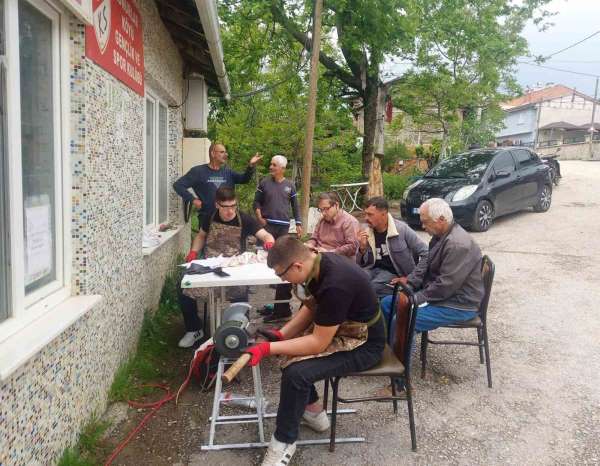 İnegöl'de öğrenciler kurbanlık bıçaklarını biledi