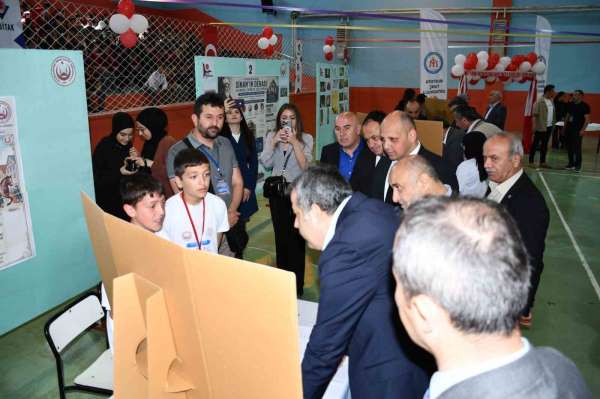 Öğrenciler projelerini 'Bilim Fuarı'nda tanıttı