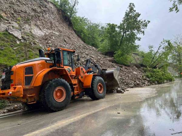 Ordu'da heyelan nedeniyle kısmen kapanan yol ulaşıma açıldı