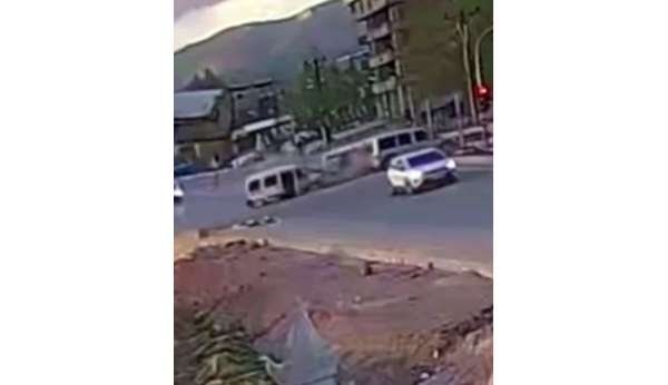 Yüksekova'da 11 kişinin yaralandığı zincirleme kaza kamerada