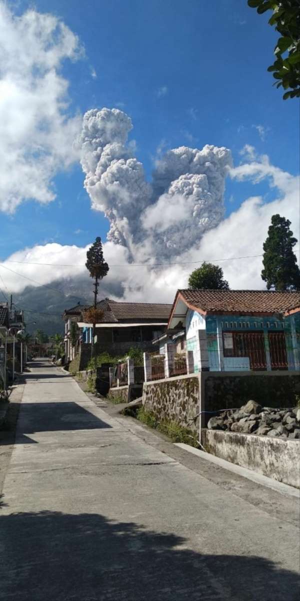 Endonezya'da yanardağda patlama 