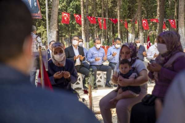 Mersin şehitliğinde hüzünlü 'Babalar Günü' 