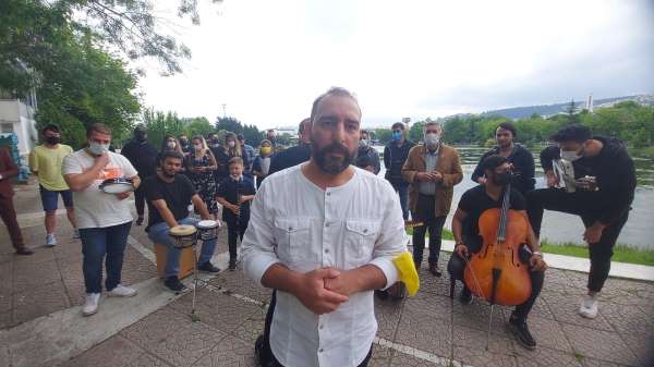 Kocaeli müzisyenler Cumhurbaşkanı Erdoğan'a şarkı ile seslendi
