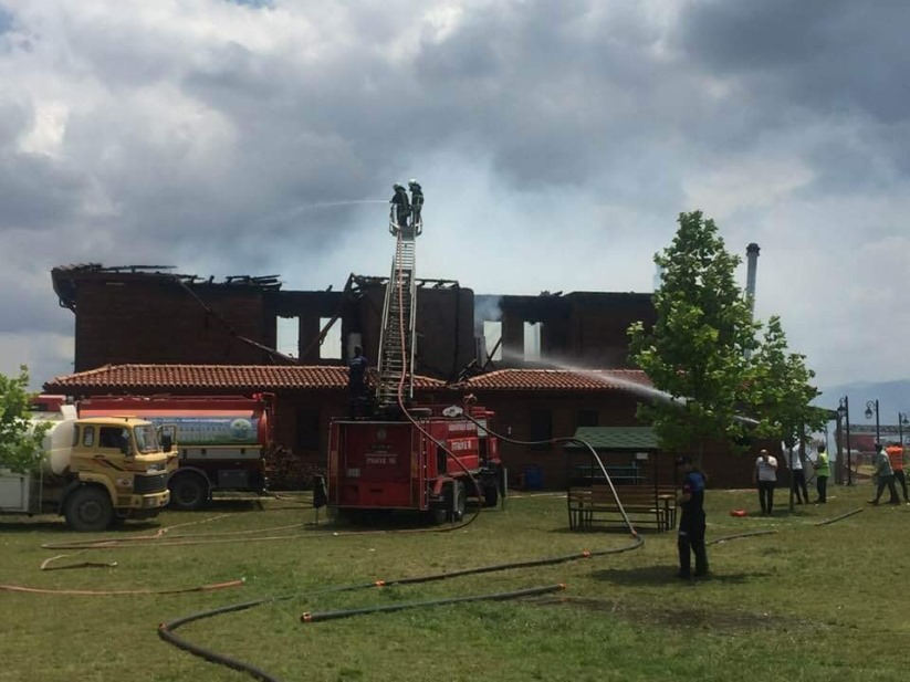 Samsun'da ahşap kafe-restoran alev alev yandı