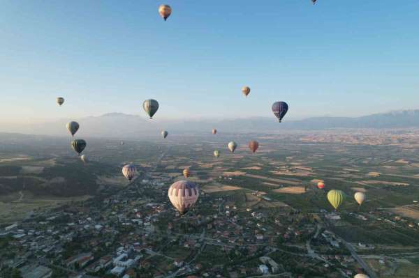 Pamukkale'de balonlar günde 300 turist ile birlikte yükseliyor