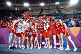 Bakan Bak, çeyrek finale çıkan A Milli Kadın Basketbol Takımı'nı tebrik etti