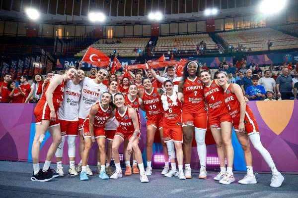 Bakan Bak, çeyrek finale çıkan A Milli Kadın Basketbol Takımı'nı tebrik etti
