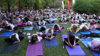 Denizli'de 300 kadın aynı anda yoga yaptı