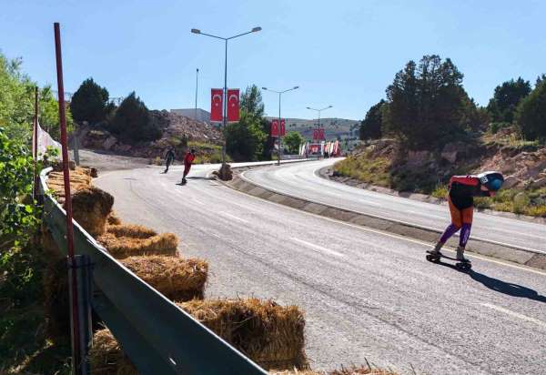 Dünya Kaykay İniş Şampiyonası Erzincan'da başladı