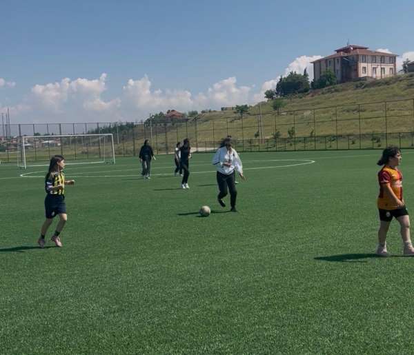 Beylikova Gençlik ve Spor İlçe Müdürlüğü tarafından ücretsiz kız futbol kursu açıldı