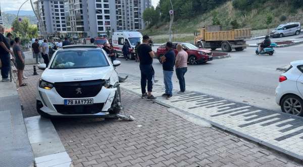 Ehliyetsiz sürücünün karıştığı kazada anne ile kızı yaralandı