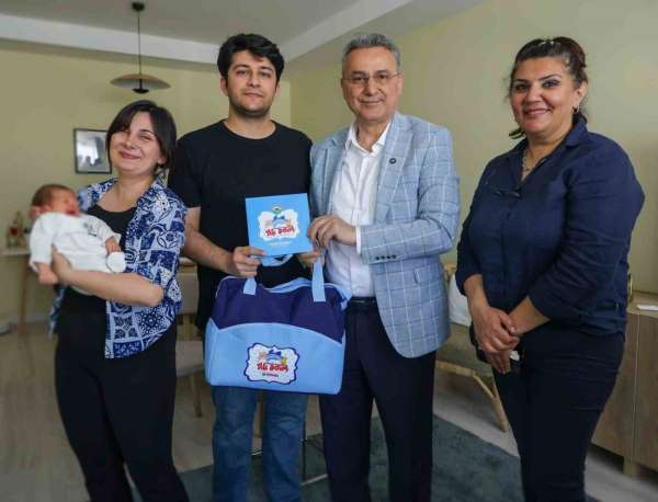 İlkadım'da doğan 555'inci bebeğin ilk hediyesi Başkan Kurnaz'dan