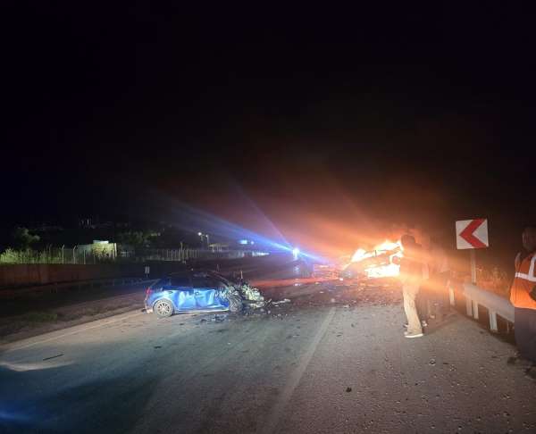Kaza yapan otomobil alev aldı: 1 ölü, 5 yaralı