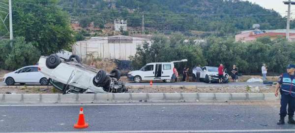 Mersin'de kaza yapan otomobil takla attı: 2 yaralı
