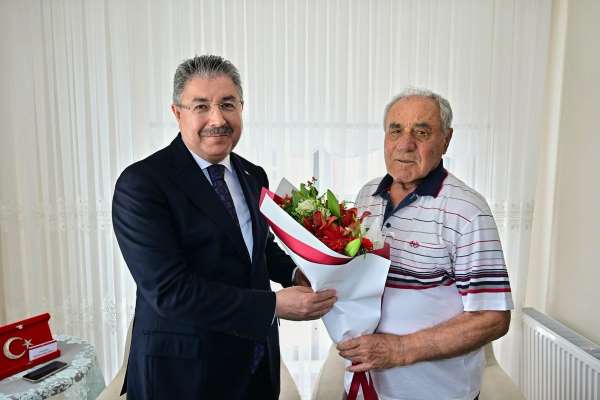 Vali Yılmaz, Babalar Günü'nde şehit ailesini ziyaret etti