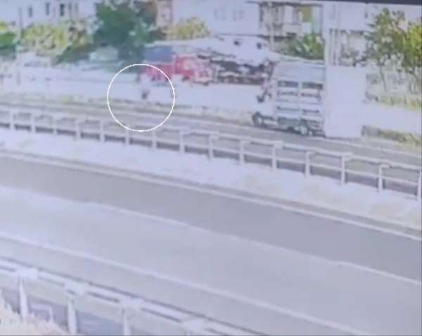 Tekirdağ'da feci kaza kamerada: Kamyonet yayaya çarptı, 1 kişi öldü 2 kişi yaralandı