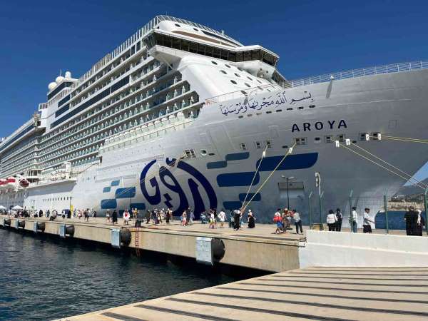 Bodrum'a gemiyle 2 bin 241 yolcuyla geldi