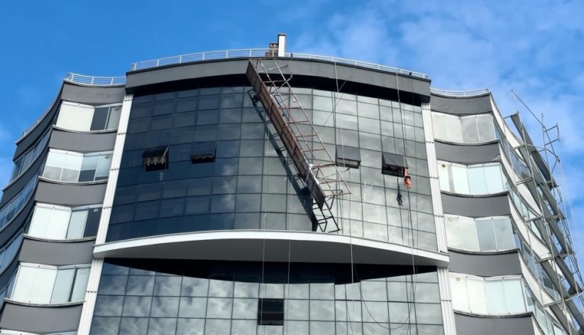Samsun'da yürekleri ağza getiren görüntü: 11. katta iskele koptu, işçiler ölümden döndü